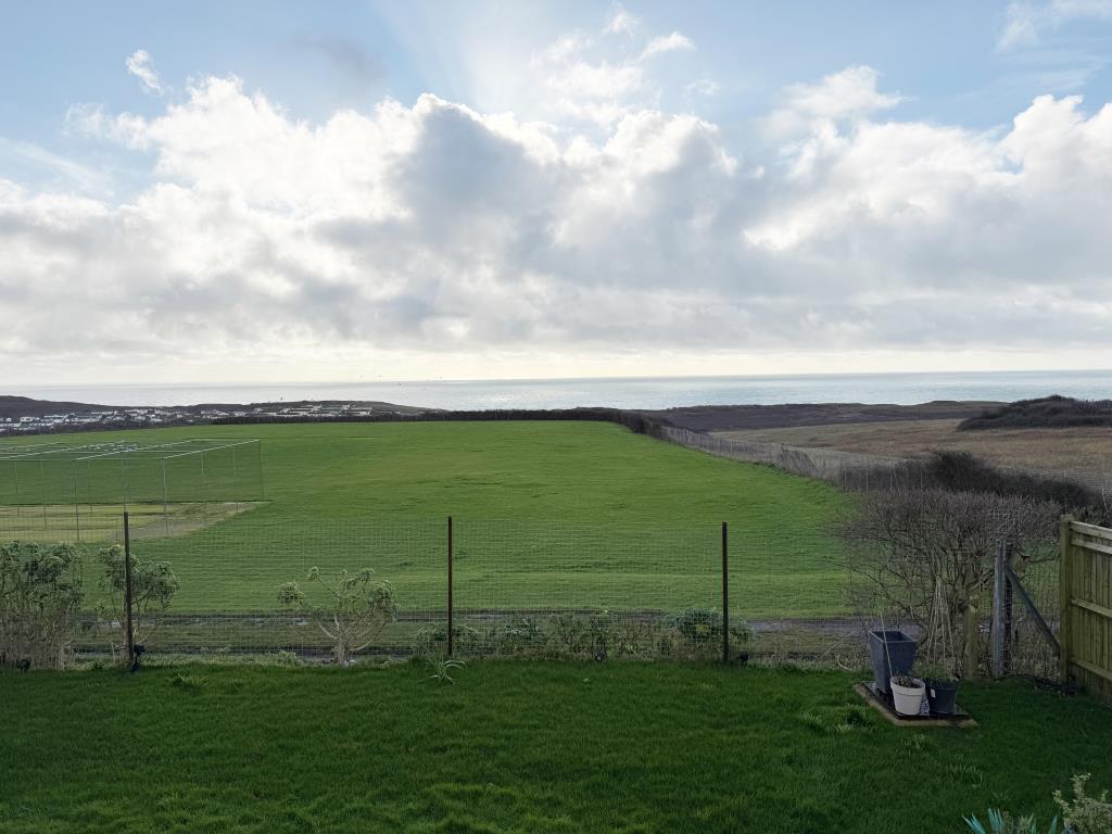 Lot: 62 - DETACHED HOUSE WITH SEA VIEWS PLUS ADJOINING LAND WITH PLANNING - Sea views from rear garden